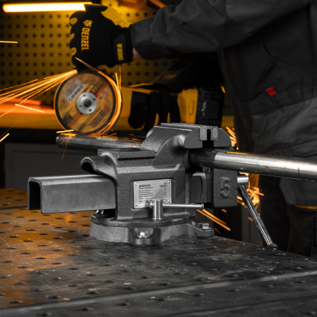 Тиски слесарные DENZEL BVH-125, 125 мм, поворотные, стальная направляющая, с наковальней