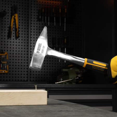 Молоток слесарный DENZEL 800 г, цельнометаллический, двухкомпонентная рукоятка