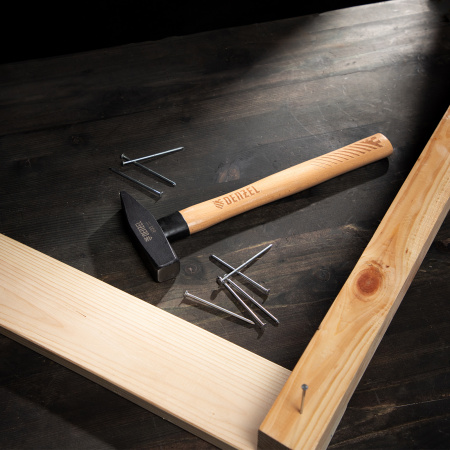 Молоток слесарный DENZEL 600 г, кованый квадратный боек, буковая рукоятка