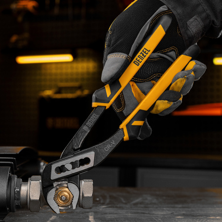 Набор инструментов DENZEL 1/2", 1/4", CrV, S2, пластиковый кейс, 64 предмета