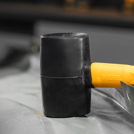 Киянка резиновая DENZEL 225 г, черная, фибергласовая рукоятка c TPR покрытием