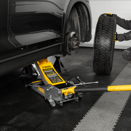 Домкрат гидравлический подкатной DENZEL 3 т, 75-500 мм, быстрый подъем, низкий подхват, проф.