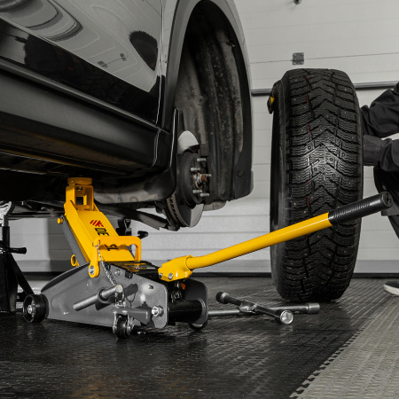 Домкрат гидравлический DENZEL подкатной с фиксатором, 2,8 т, 135-385 мм, в кейсе