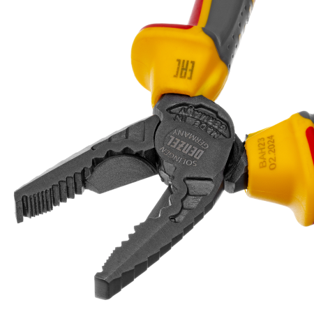 Плоскогубцы комбинированные DENZEL диэлектрические трехкомпонентные рукоятки до 1000 В, 180 мм Плоскогубцы комбинированные DENZEL диэлектрические трехкомпонентные рукоятки до 1000 В, 180 мм