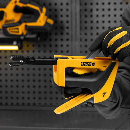 Мебельный степлер DENZEL 40210, пластиковый корпус, тип скобы: 13, 53, 300, 6-14 мм