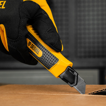 Нож DENZEL 18 мм, сменное лезвие, SK4, корпус из цинкового сплава + TPR, торцевой зажим