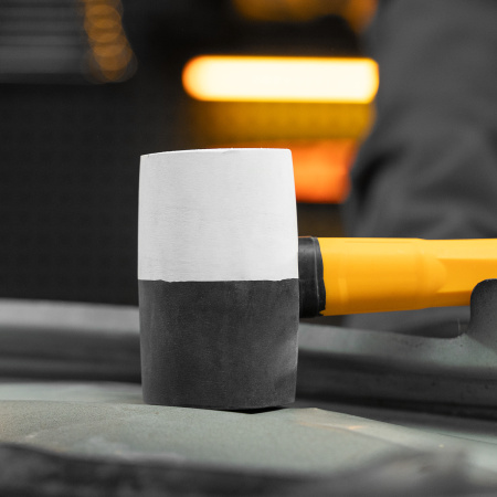 Киянка резиновая DENZEL 225 г, черно-белая, фибергласовая рукоятка c TPR покрытием Киянка резиновая DENZEL 225 г, черно-белая, фибергласовая рукоятка c TPR покрытием