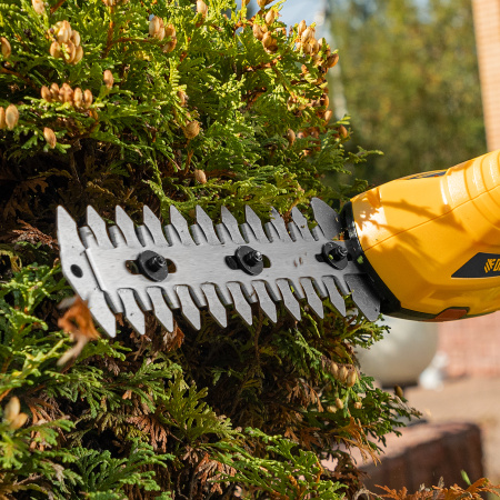 Ножницы-кусторез DENZEL G801E с телескопической штангой, с аккумулятором 7.2В Li-Ion 1.5 Ач