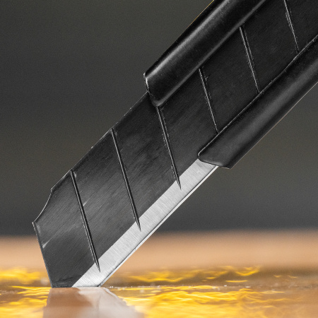 Нож DENZEL 9 мм, сменное лезвие, SK4, алюминиевый корпус, торцевой зажим