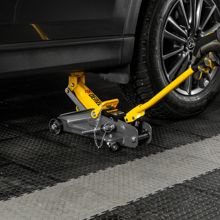 Домкрат гидравлический DENZEL подкатной с фиксатором, 2 т, 130-330 мм