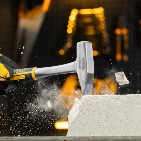 Молоток слесарный DENZEL 600 г, цельнометаллический, двухкомпонентная рукоятка